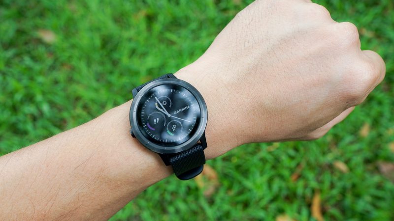 Chcete nezávislosť na nabíjaní počas dovolenky alebo festivalu? Pozrite sa na smart hodinky s výnimočnou výdržou batérie.