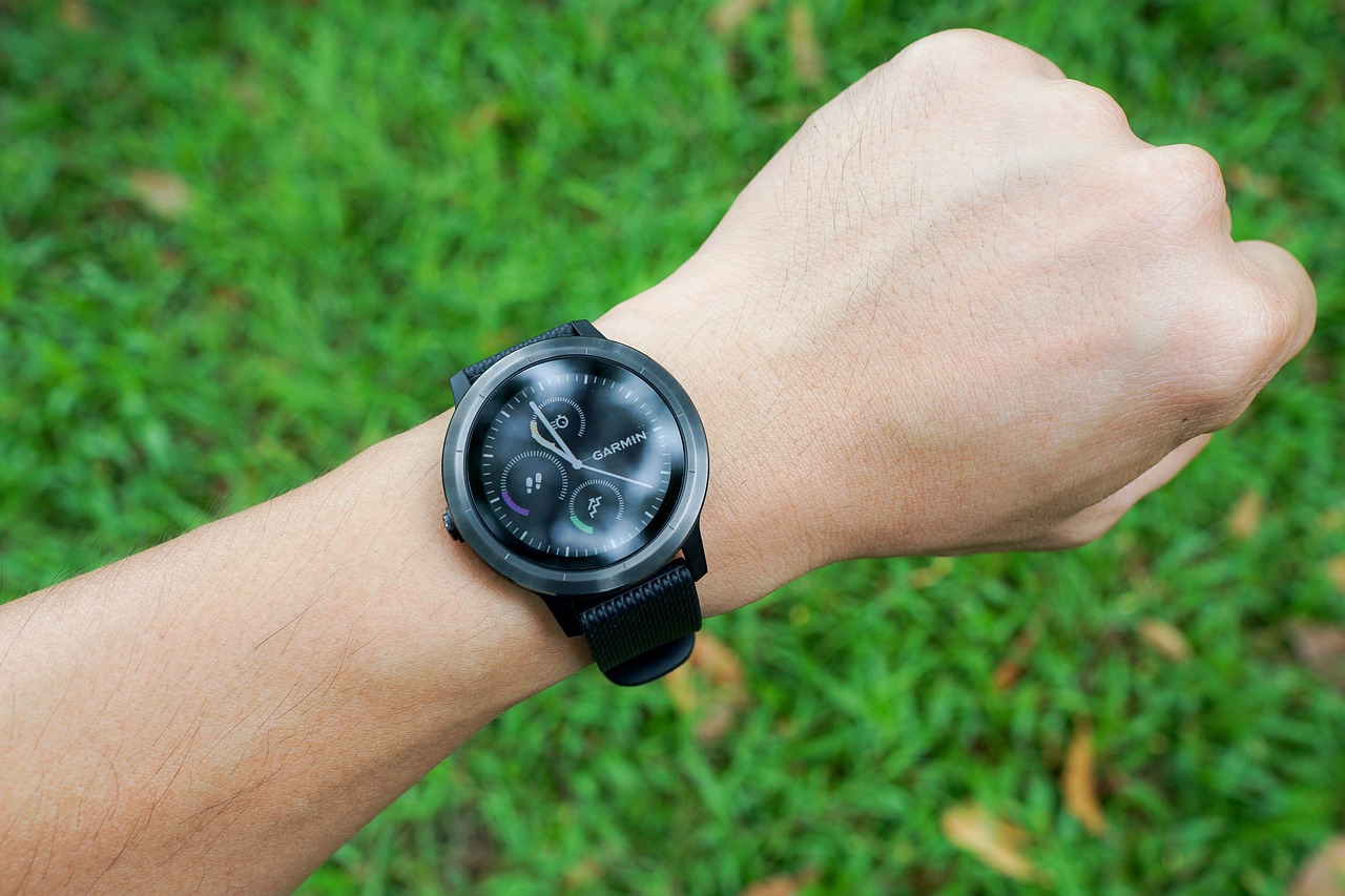 Chcete nezávislosť na nabíjaní počas dovolenky alebo festivalu? Pozrite sa na smart hodinky s výnimočnou výdržou batérie.